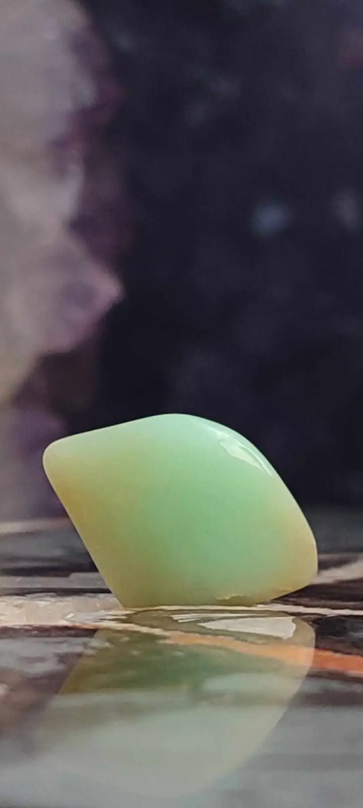 Chargez l&#39;image dans la visionneuse de la galerie, Chrysoprase du Kazakhstan pierre roulée Grade A++++ Chrysoprase pierre roulée
