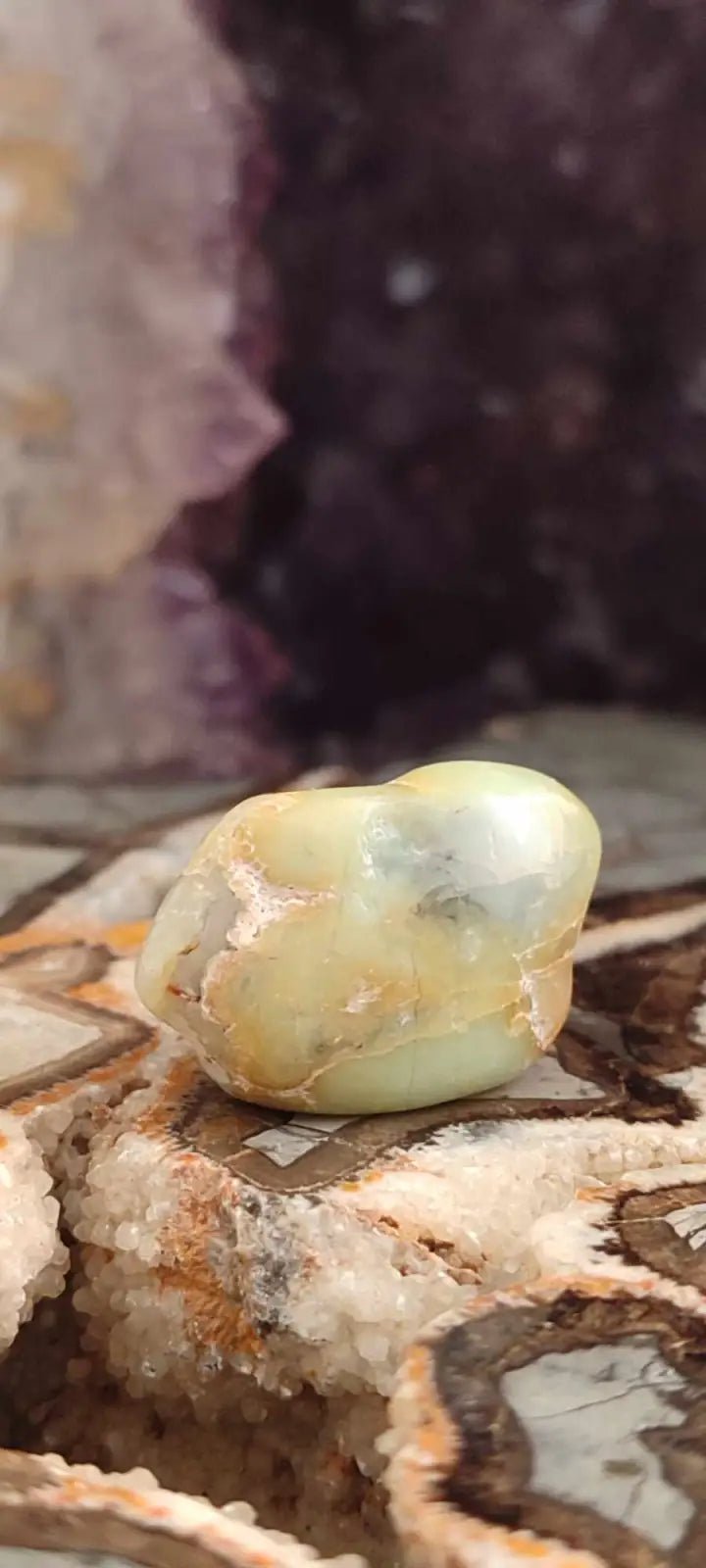 Chargez l&#39;image dans la visionneuse de la galerie, Chrysoprase du Kazakhstan pierre roulée Grade A++++ Chrysoprase pierre roulée
