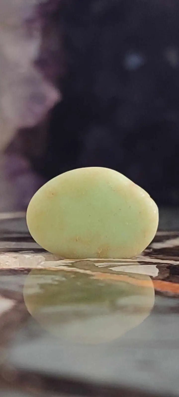 Chargez l&#39;image dans la visionneuse de la galerie, Chrysoprase du Kazakhstan pierre roulée Grade A++++ Chrysoprase pierre roulée
