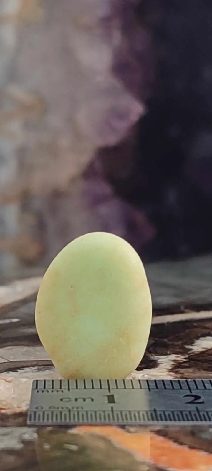 Chargez l&#39;image dans la visionneuse de la galerie, Chrysoprase du Kazakhstan pierre roulée Grade A++++ Chrysoprase pierre roulée
