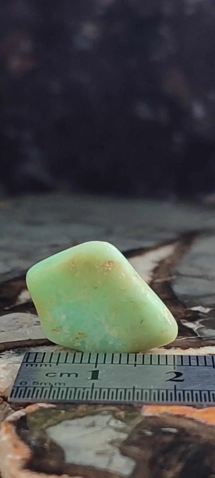 Chargez l&#39;image dans la visionneuse de la galerie, Chrysoprase du Kazakhstan pierre roulée Grade A++++ Chrysoprase pierre roulée
