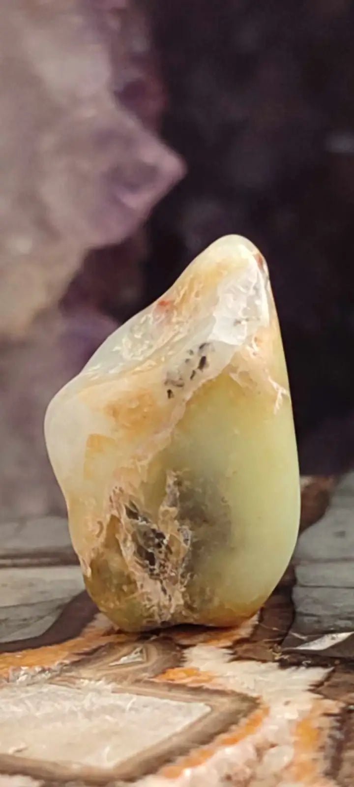 Chargez l&#39;image dans la visionneuse de la galerie, Chrysoprase du Kazakhstan pierre roulée Grade A++++ Chrysoprase pierre roulée
