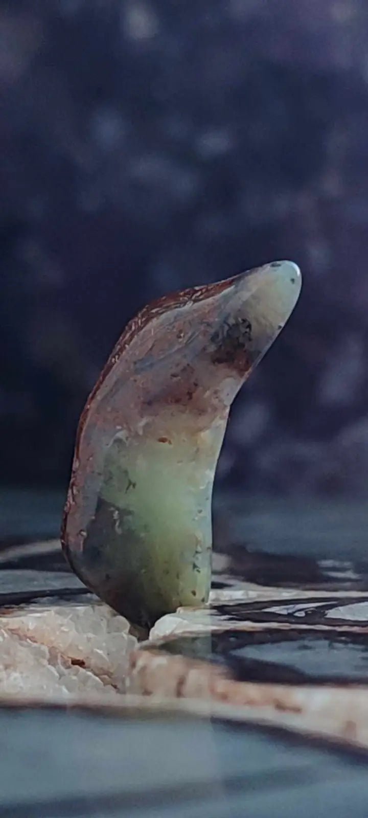 Chargez l&#39;image dans la visionneuse de la galerie, Chrysoprase du Kazakhstan pierre roulée Grade ’Extra’ Chrysoprase pierre roulée
