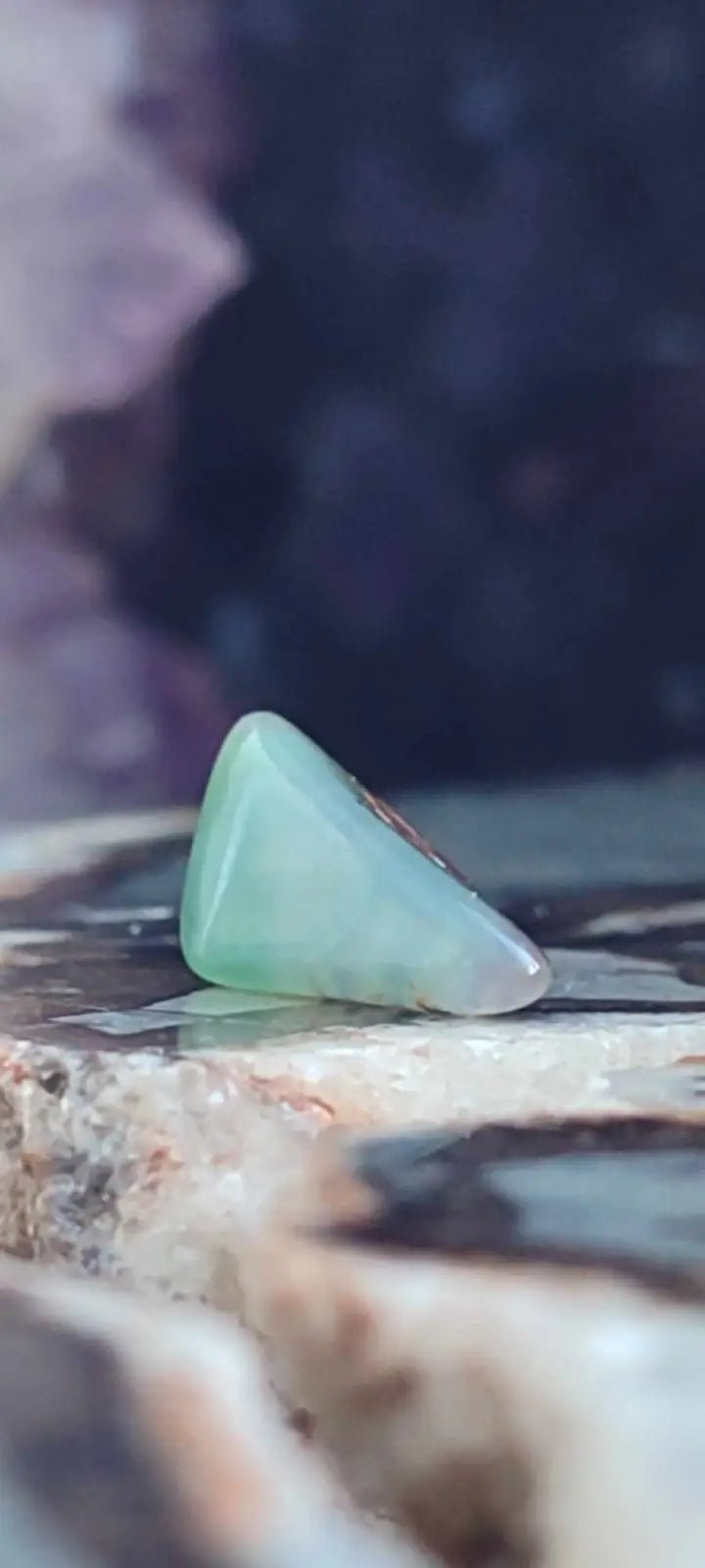 Chargez l&#39;image dans la visionneuse de la galerie, Chrysoprase du Kazakhstan pierre roulée Grade ’Extra’ Chrysoprase pierre roulée
