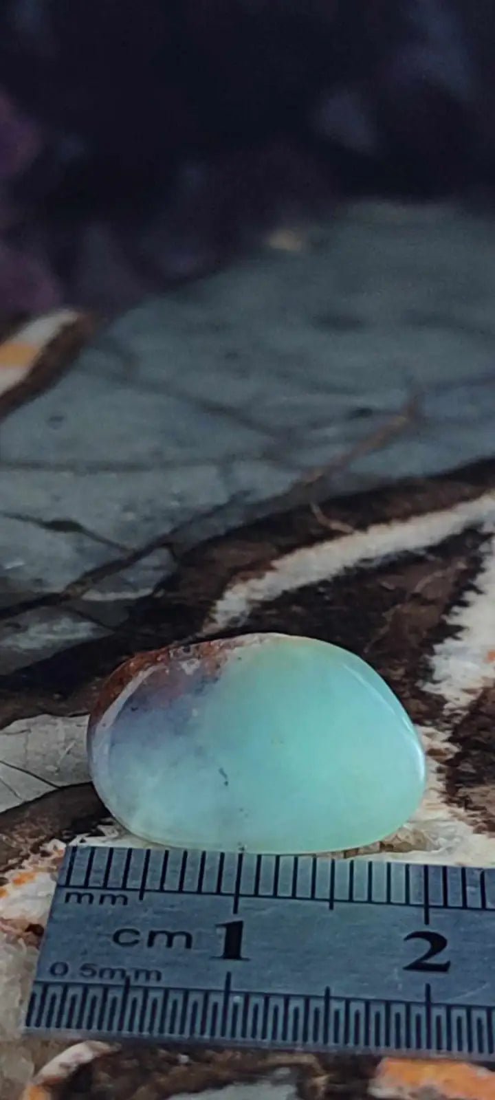 Chargez l&#39;image dans la visionneuse de la galerie, Chrysoprase du Kazakhstan pierre roulée Grade ’Extra’ Chrysoprase pierre roulée
