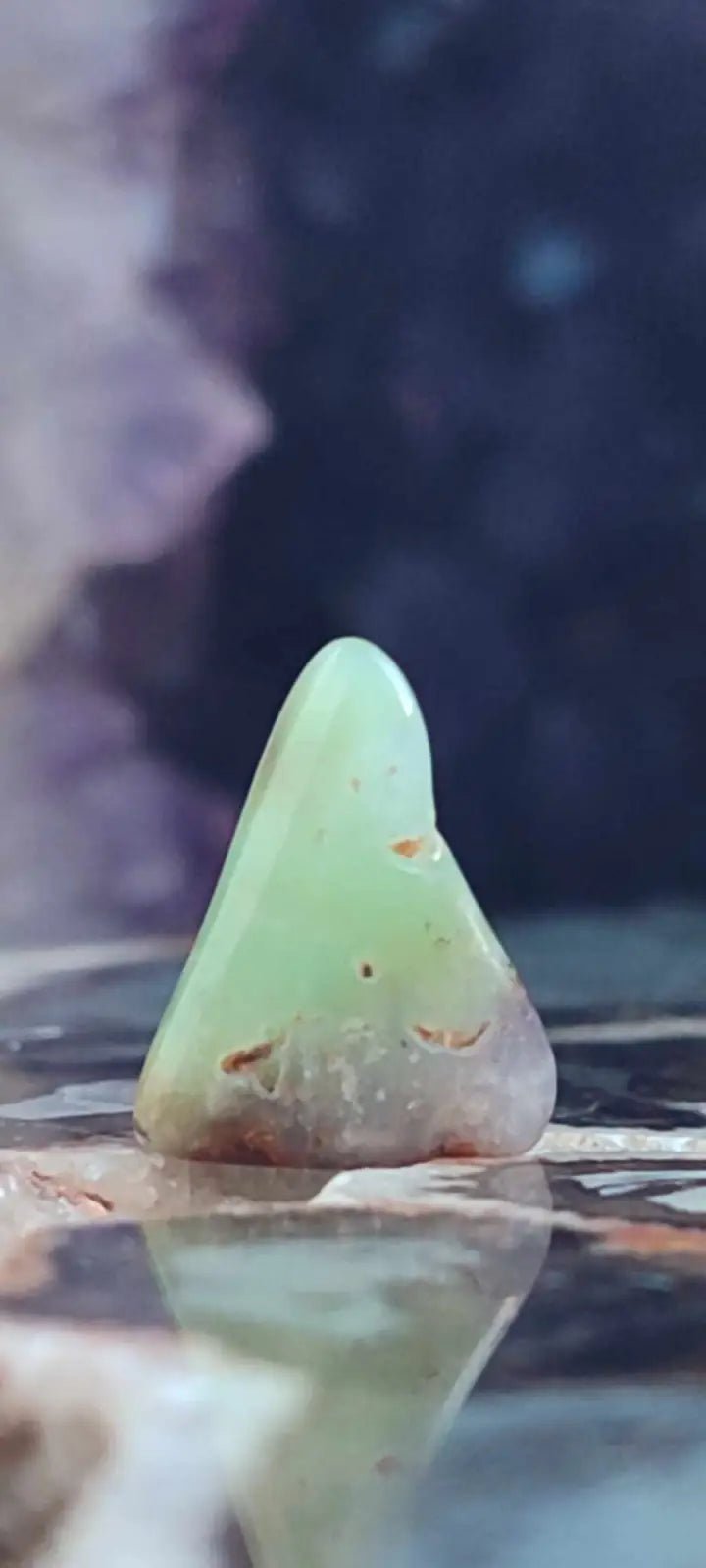 Chargez l&#39;image dans la visionneuse de la galerie, Chrysoprase du Kazakhstan pierre roulée Grade ’Extra’ Chrysoprase pierre roulée
