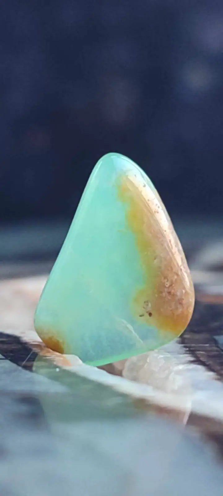 Chargez l&#39;image dans la visionneuse de la galerie, Chrysoprase du Kazakhstan pierre roulée Grade ’Extra’ Chrysoprase pierre roulée
