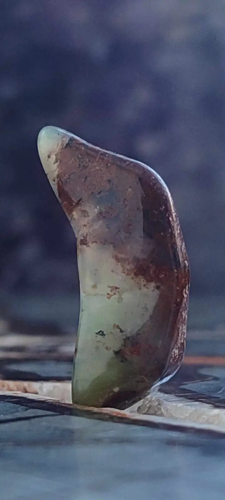 Chargez l&#39;image dans la visionneuse de la galerie, Chrysoprase du Kazakhstan pierre roulée Grade ’Extra’ Chrysoprase pierre roulée
