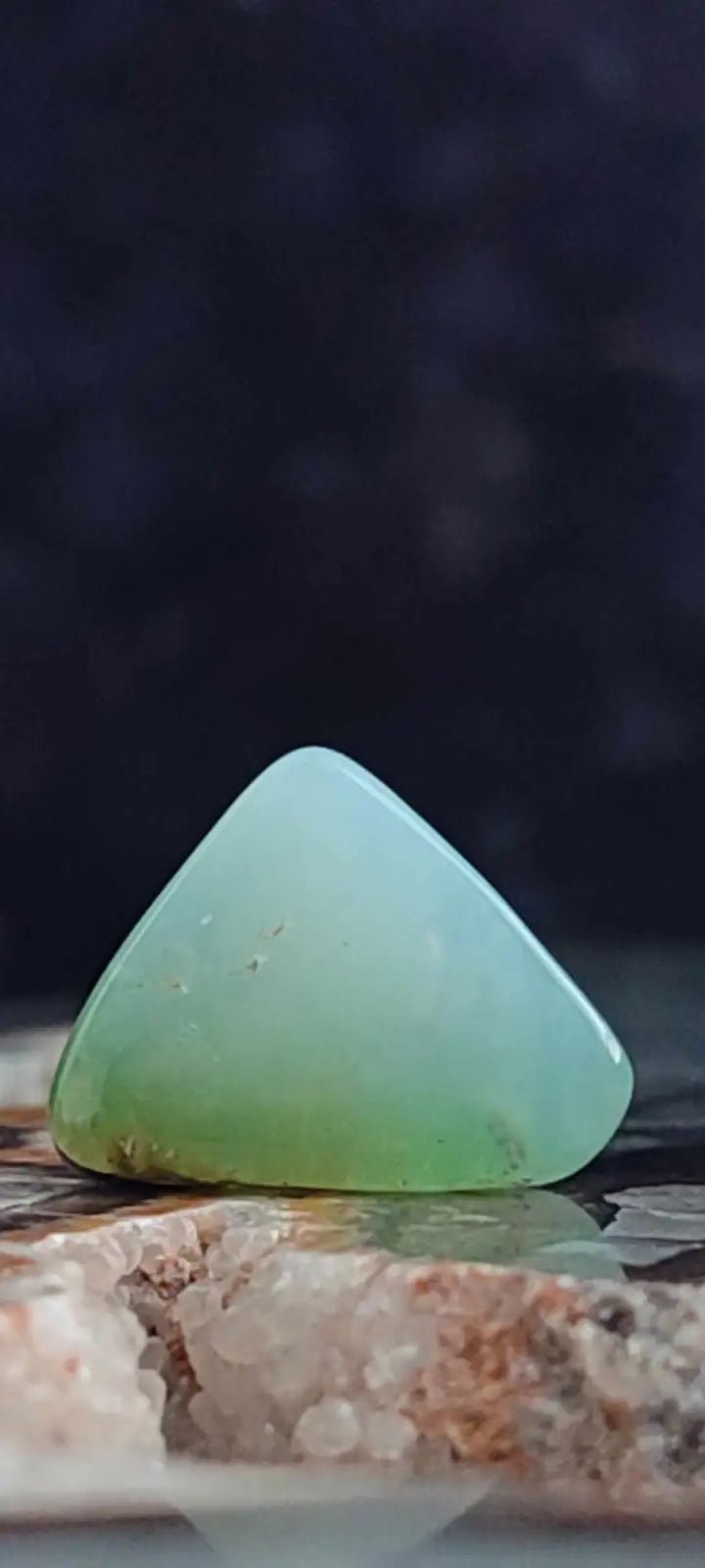 Chargez l&#39;image dans la visionneuse de la galerie, Chrysoprase du Kazakhstan pierre roulée Grade ’Extra’ Chrysoprase pierre roulée
