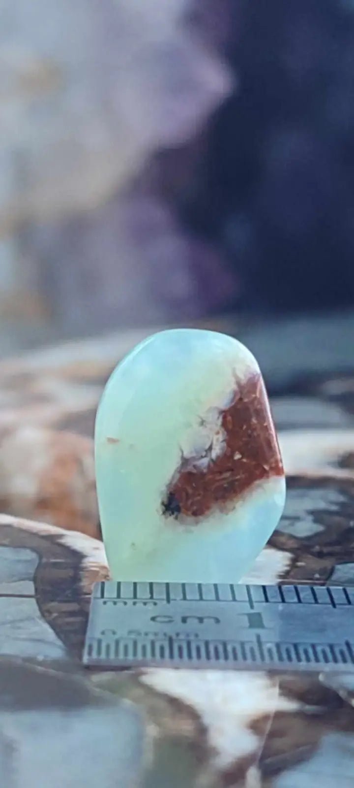 Chargez l&#39;image dans la visionneuse de la galerie, Chrysoprase du Kazakhstan pierre roulée Grade ’Extra’ Chrysoprase pierre roulée
