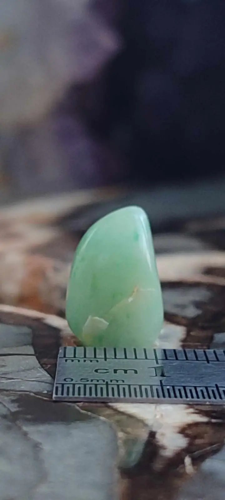 Chargez l&#39;image dans la visionneuse de la galerie, Chrysoprase du Kazakhstan pierre roulée Grade ’Extra’ Chrysoprase pierre roulée
