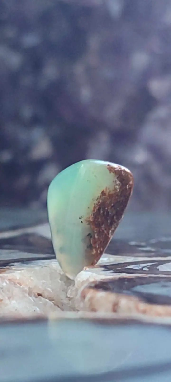 Chargez l&#39;image dans la visionneuse de la galerie, Chrysoprase du Kazakhstan pierre roulée Grade ’Extra’ Chrysoprase pierre roulée
