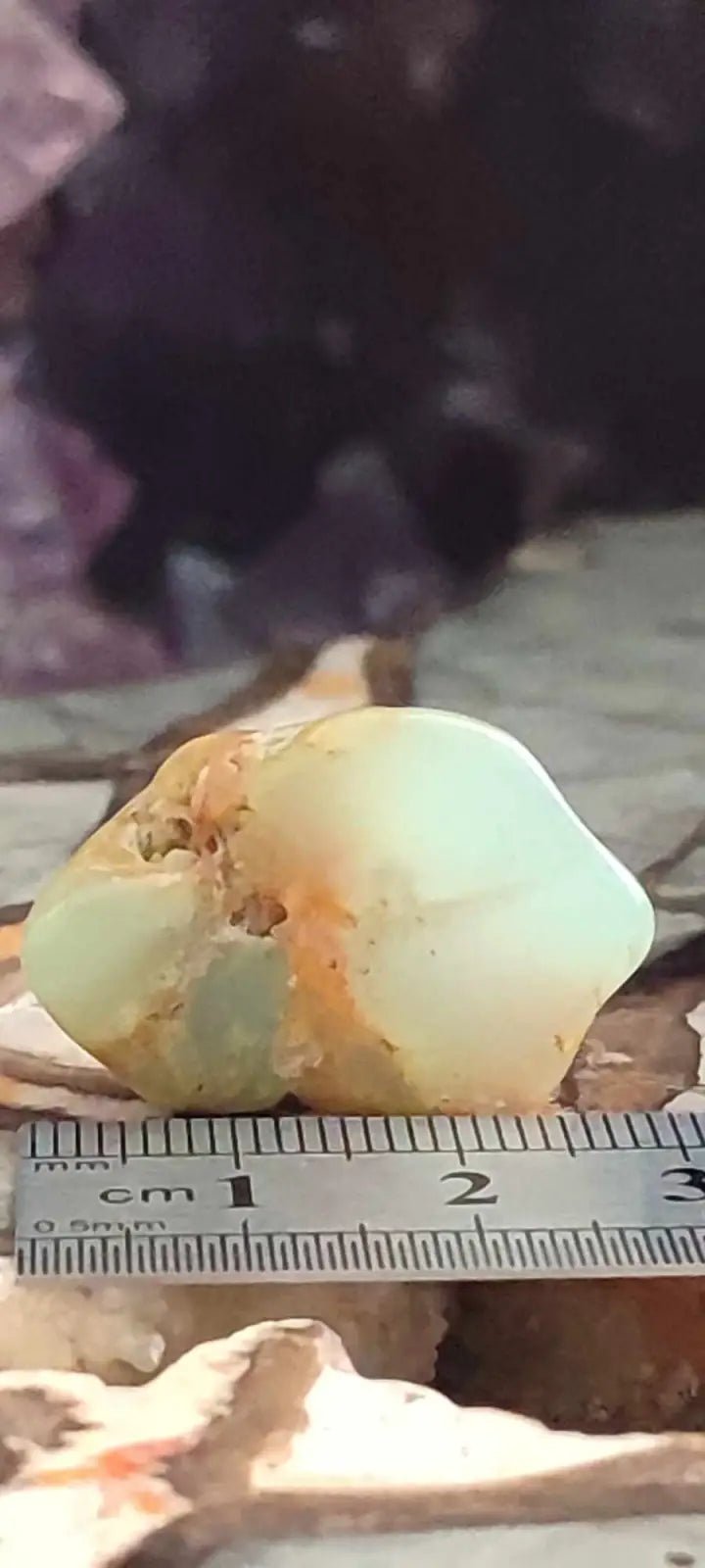 Chargez l&#39;image dans la visionneuse de la galerie, Chrysoprase du Kazakhstan pierre roulée Grade ’Extra’ Chrysoprase pierre roulée
