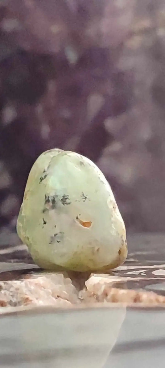 Chrysoprase du Kazakhstan pierre roulée Grade ’Extra’ Chrysoprase pierre roulée