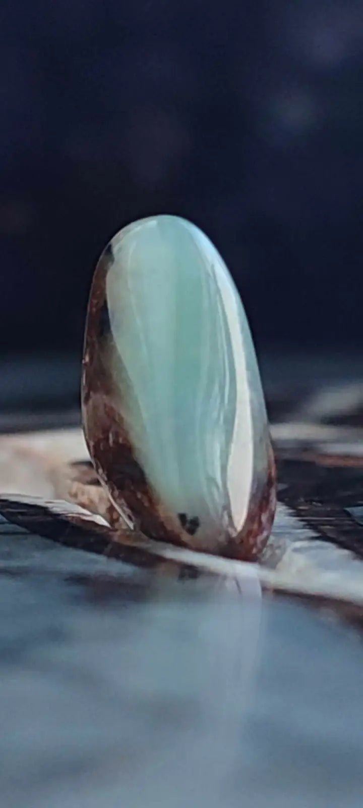 Chargez l&#39;image dans la visionneuse de la galerie, Chrysoprase du Kazakhstan pierre roulée Grade ’Extra’ Chrysoprase pierre roulée
