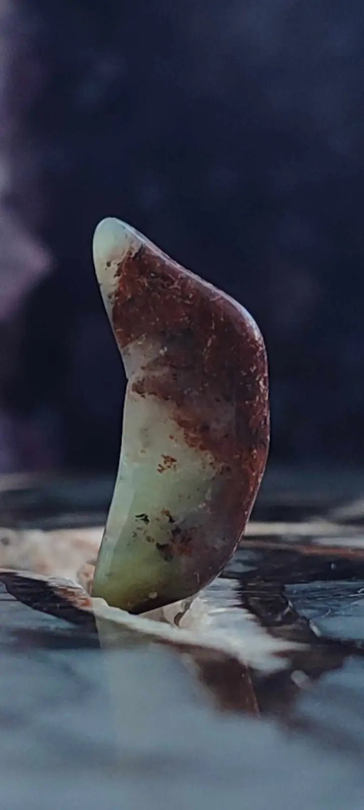 Chargez l&#39;image dans la visionneuse de la galerie, Chrysoprase du Kazakhstan pierre roulée Grade ’Extra’ Chrysoprase pierre roulée
