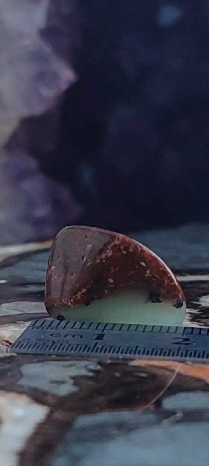 Chargez l&#39;image dans la visionneuse de la galerie, Chrysoprase du Kazakhstan pierre roulée Grade ’Extra’ Chrysoprase pierre roulée
