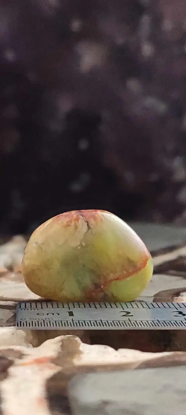 Chargez l&#39;image dans la visionneuse de la galerie, Chrysoprase du Kazakhstan pierre roulée Grade ’Extra’ Chrysoprase pierre roulée
