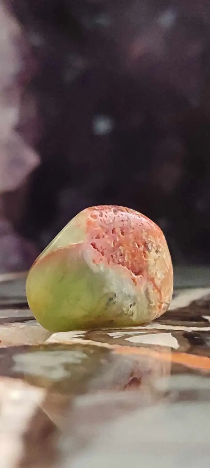 Chargez l&#39;image dans la visionneuse de la galerie, Chrysoprase du Kazakhstan pierre roulée Grade ’Extra’ Chrysoprase pierre roulée
