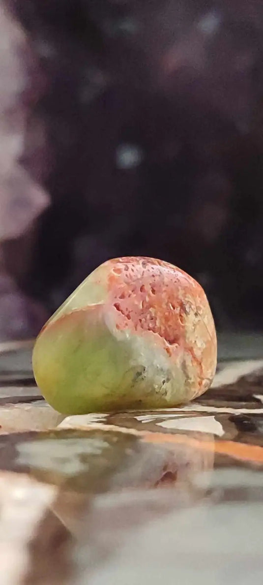 Chrysoprase du Kazakhstan pierre roulée Grade ’Extra’ Chrysoprase pierre roulée