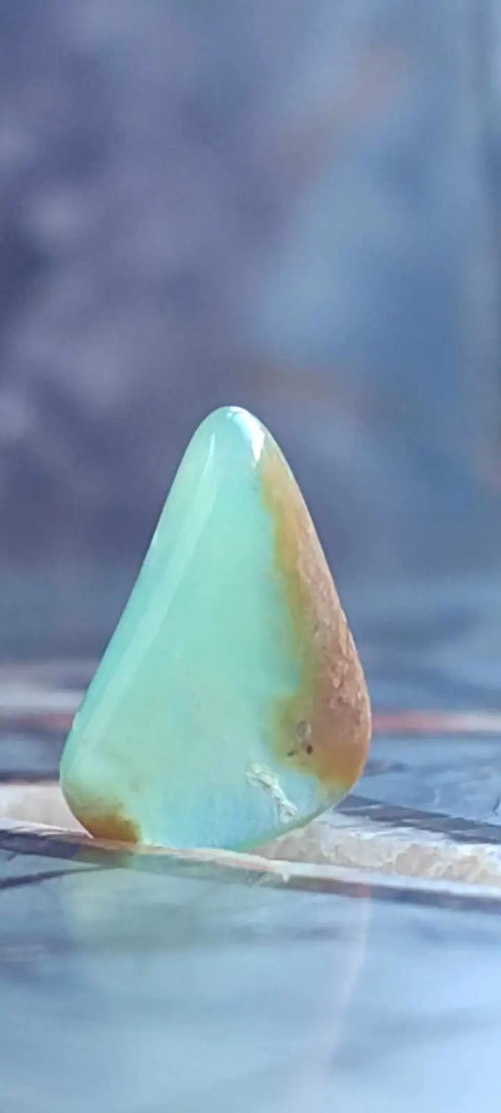 Chargez l&#39;image dans la visionneuse de la galerie, Chrysoprase du Kazakhstan pierre roulée Grade ’Extra’ Chrysoprase pierre roulée
