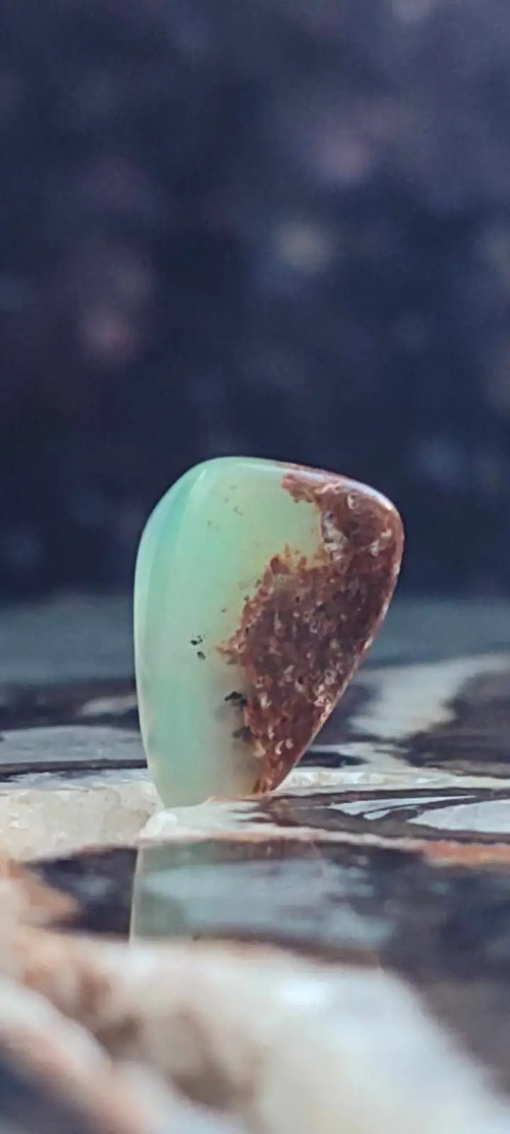 Chargez l&#39;image dans la visionneuse de la galerie, Chrysoprase du Kazakhstan pierre roulée Grade ’Extra’ Chrysoprase pierre roulée
