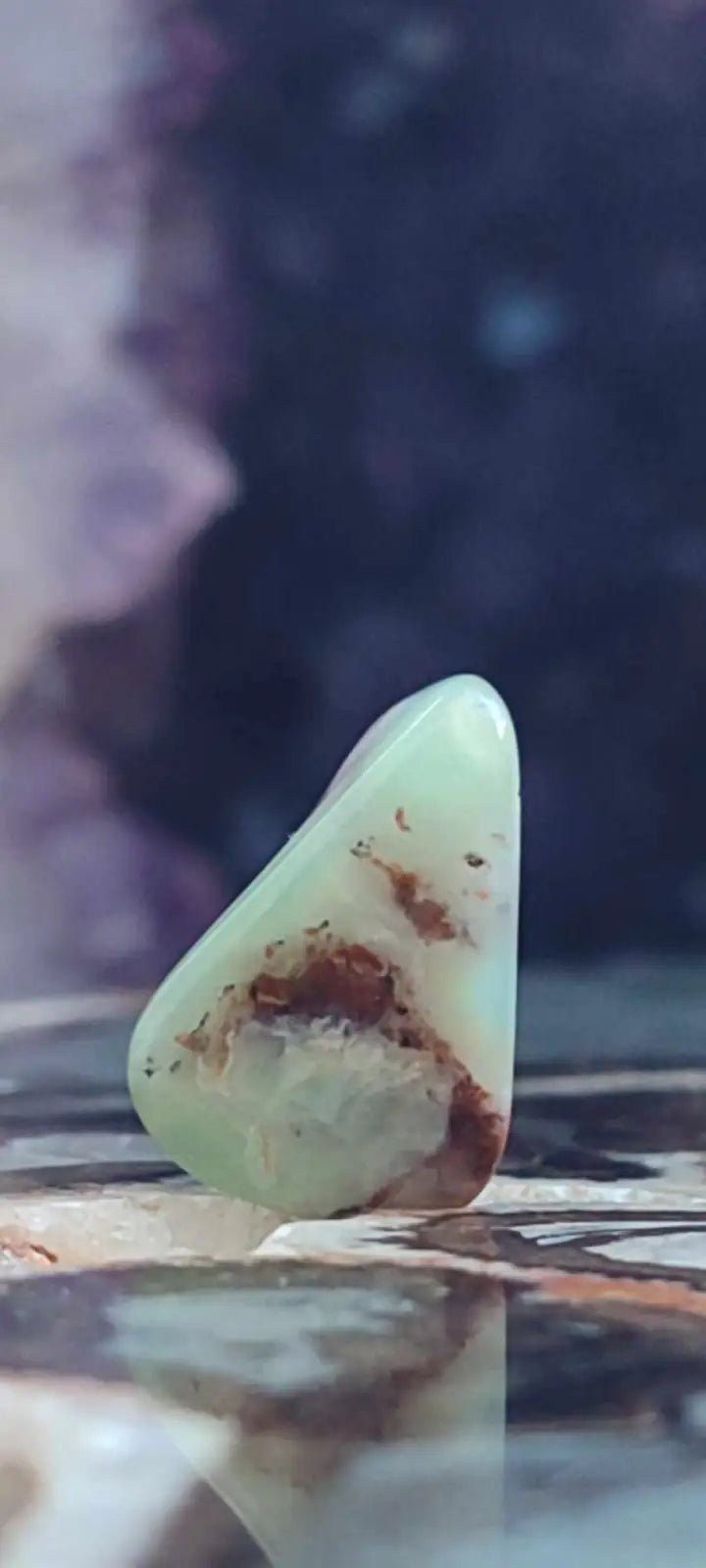 Chargez l&#39;image dans la visionneuse de la galerie, Chrysoprase du Kazakhstan pierre roulée Grade ’Extra’ Chrysoprase pierre roulée
