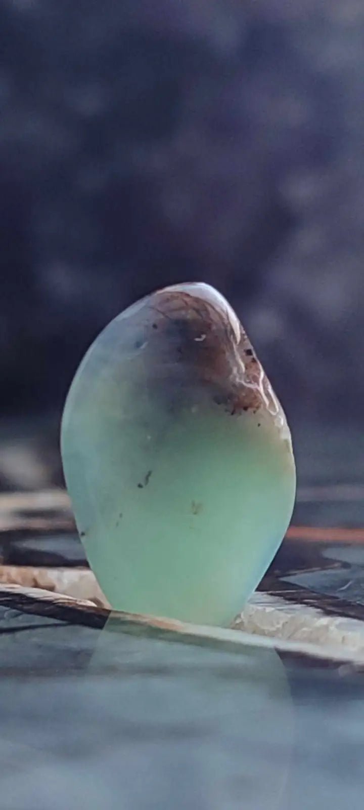 Chargez l&#39;image dans la visionneuse de la galerie, Chrysoprase du Kazakhstan pierre roulée Grade ’Extra’ Chrysoprase pierre roulée
