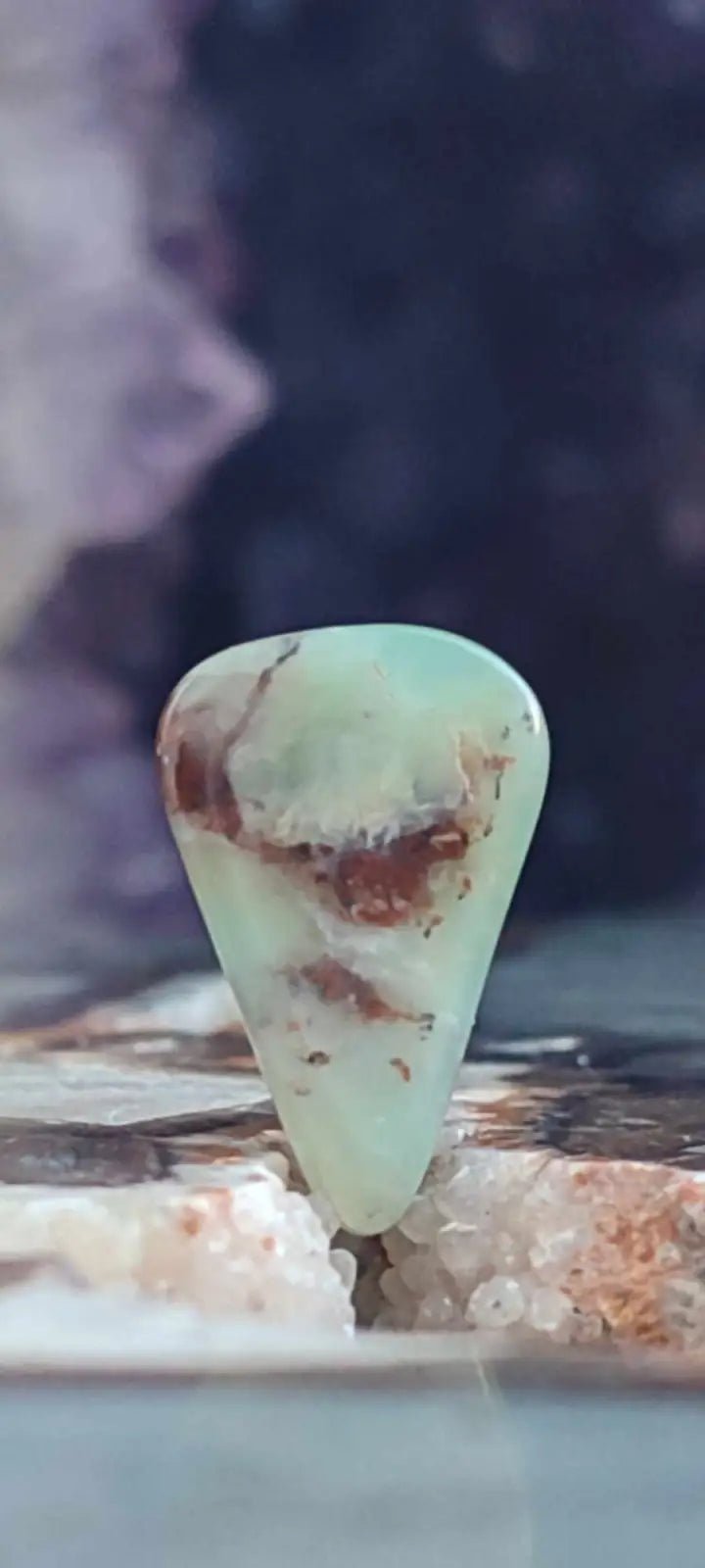 Chargez l&#39;image dans la visionneuse de la galerie, Chrysoprase du Kazakhstan pierre roulée Grade ’Extra’ Chrysoprase pierre roulée
