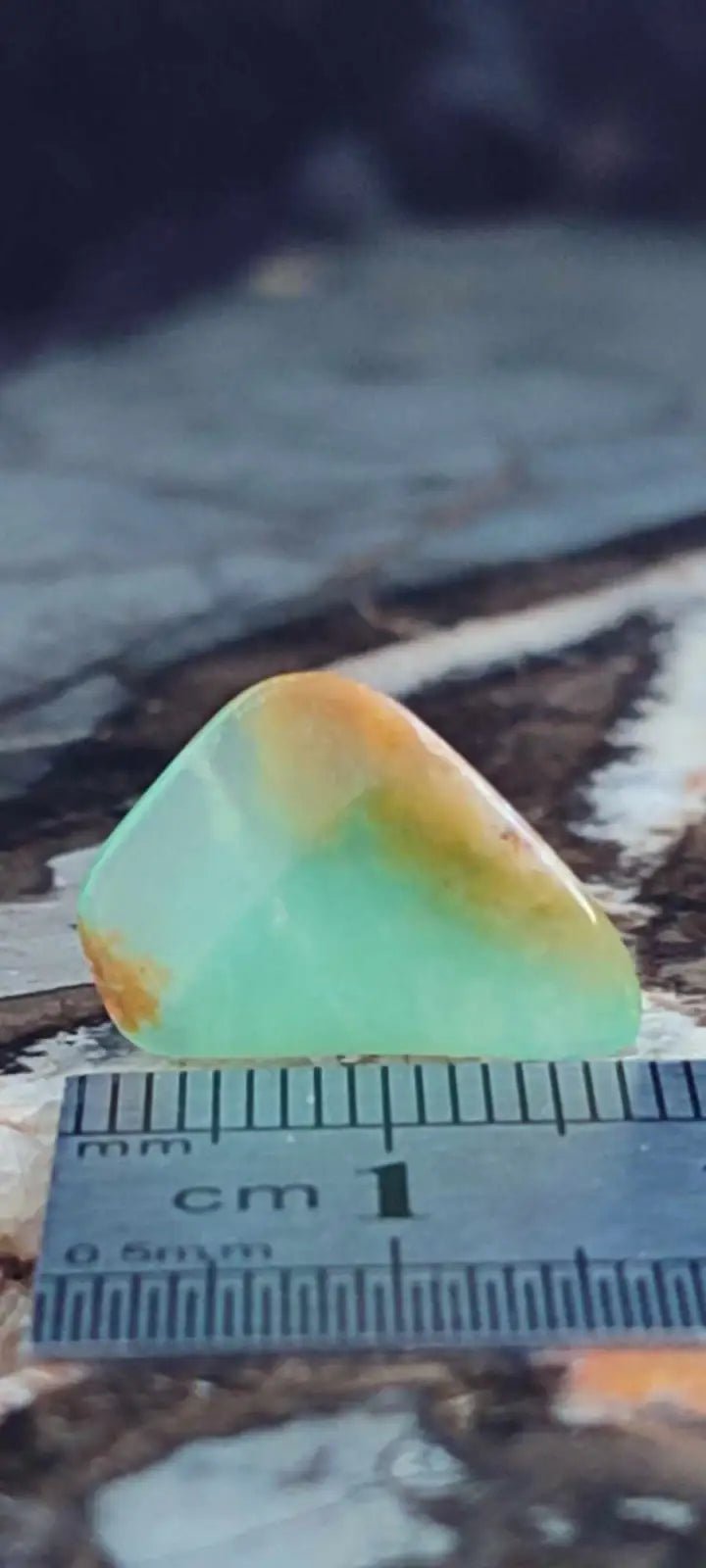 Chargez l&#39;image dans la visionneuse de la galerie, Chrysoprase du Kazakhstan pierre roulée Grade ’Extra’ Chrysoprase pierre roulée
