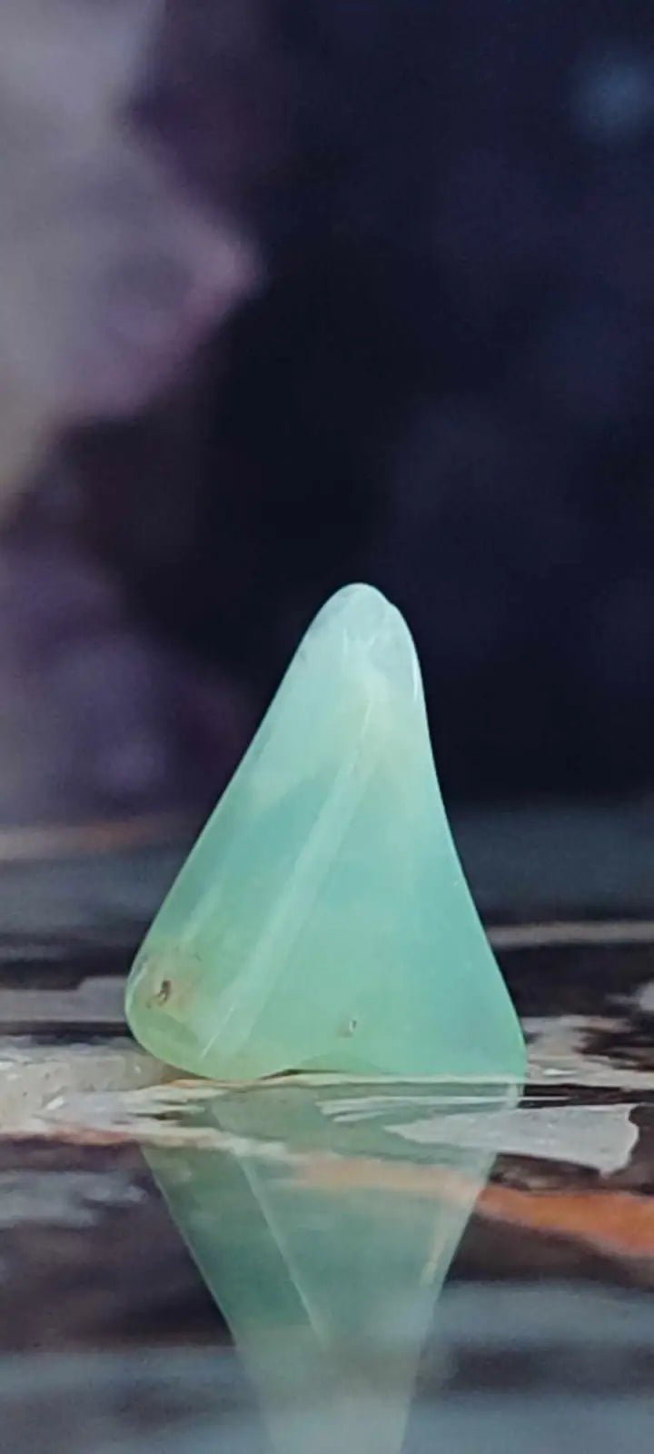 Chargez l&#39;image dans la visionneuse de la galerie, Chrysoprase du Kazakhstan pierre roulée Grade ’Extra’ Chrysoprase pierre roulée
