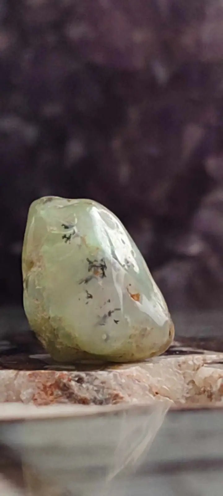 Chargez l&#39;image dans la visionneuse de la galerie, Chrysoprase du Kazakhstan pierre roulée Grade ’Extra’ Chrysoprase pierre roulée
