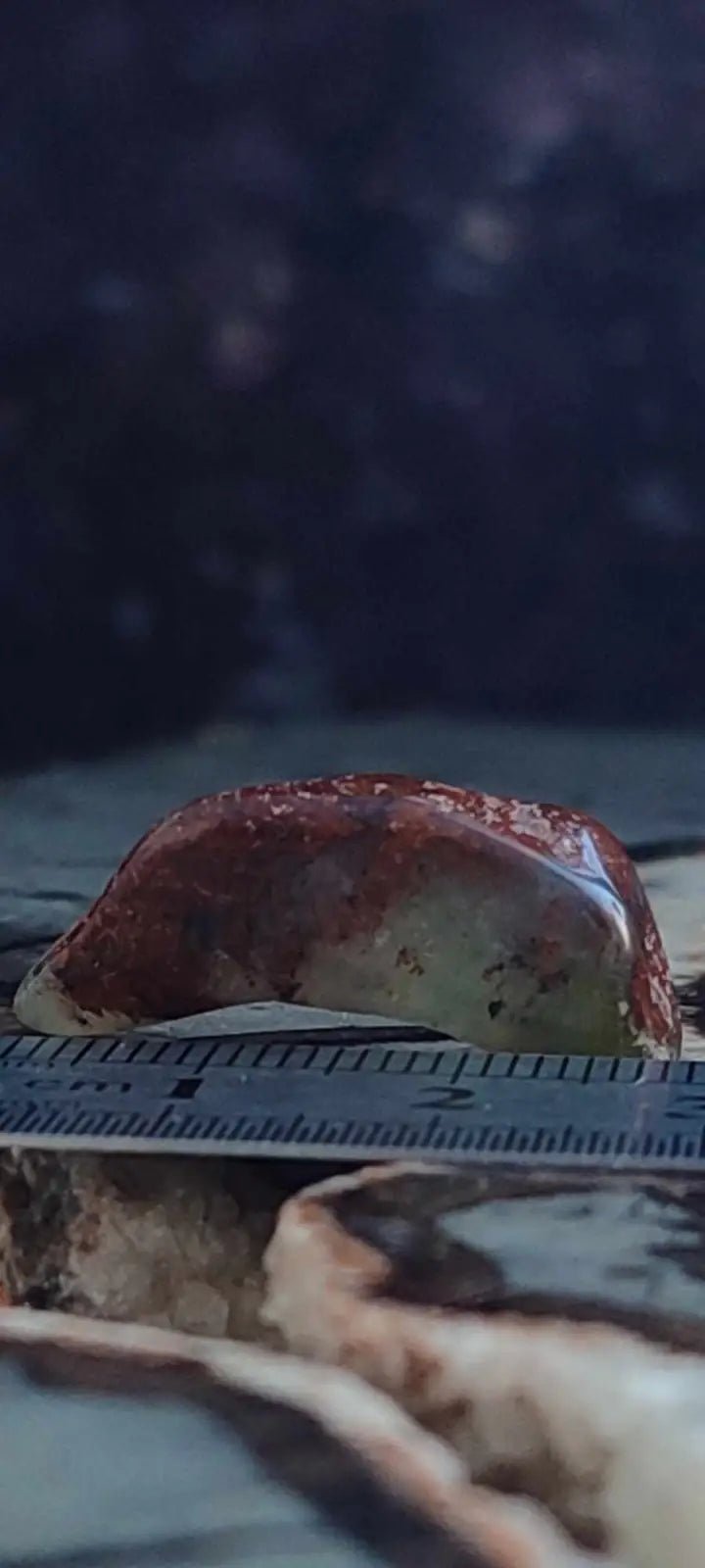 Chargez l&#39;image dans la visionneuse de la galerie, Chrysoprase du Kazakhstan pierre roulée Grade ’Extra’ Chrysoprase pierre roulée
