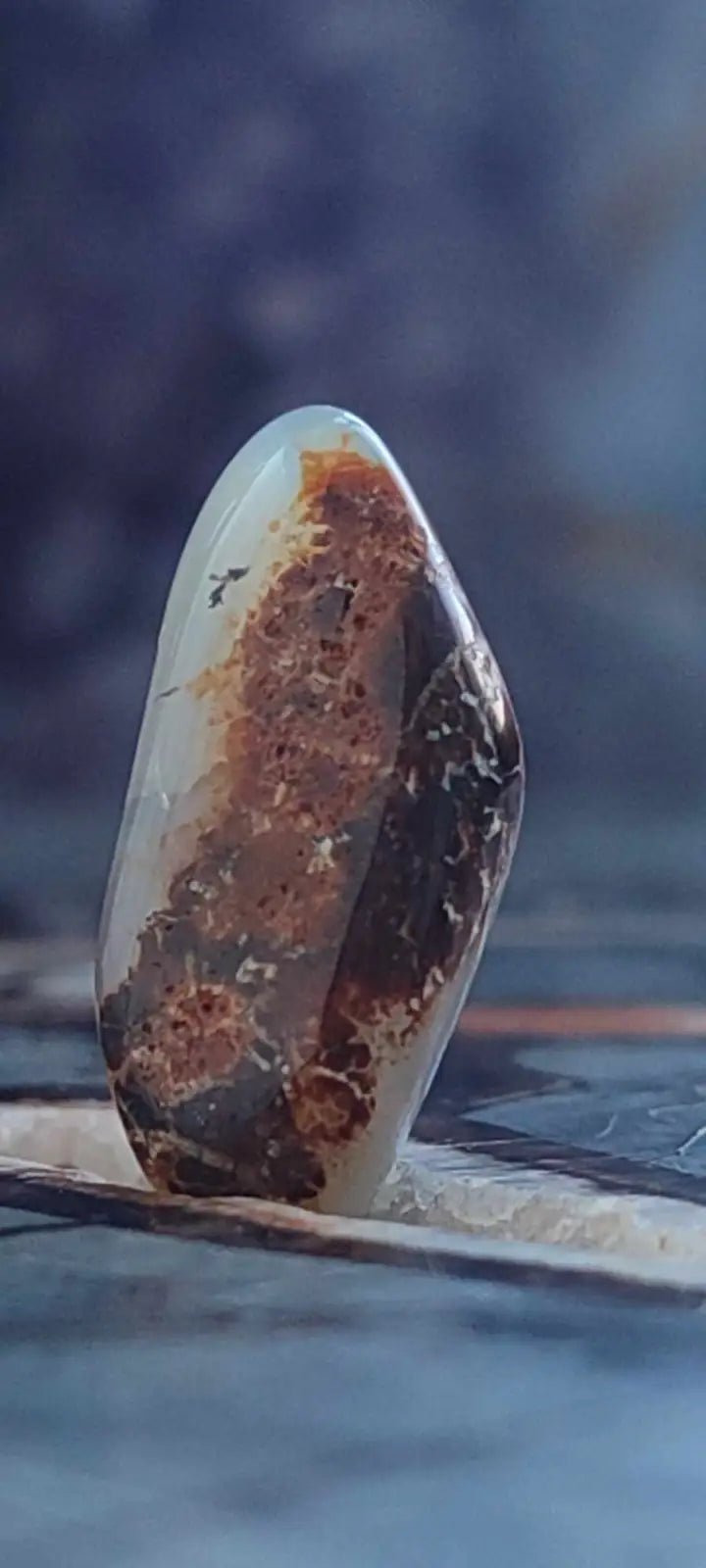 Chargez l&#39;image dans la visionneuse de la galerie, Chrysoprase du Kazakhstan pierre roulée Grade ’Extra’ Chrysoprase pierre roulée
