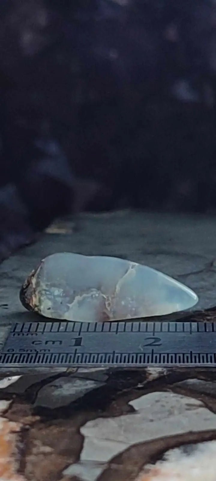 Chargez l&#39;image dans la visionneuse de la galerie, Chrysoprase du Kazakhstan pierre roulée Grade ’Extra’ Chrysoprase pierre roulée
