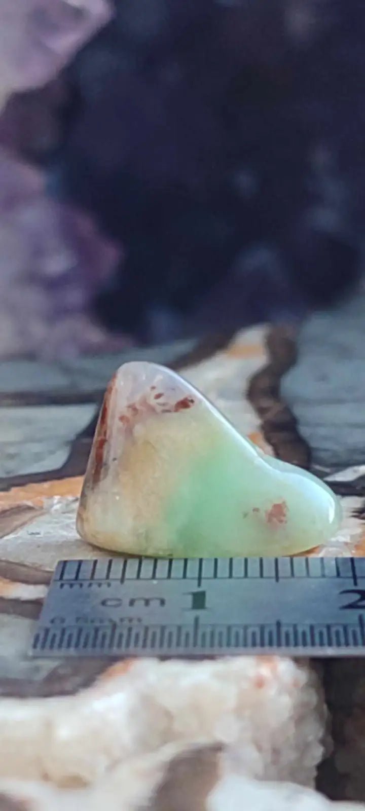 Chargez l&#39;image dans la visionneuse de la galerie, Chrysoprase du Kazakhstan pierre roulée Grade ’Extra’ Chrysoprase pierre roulée
