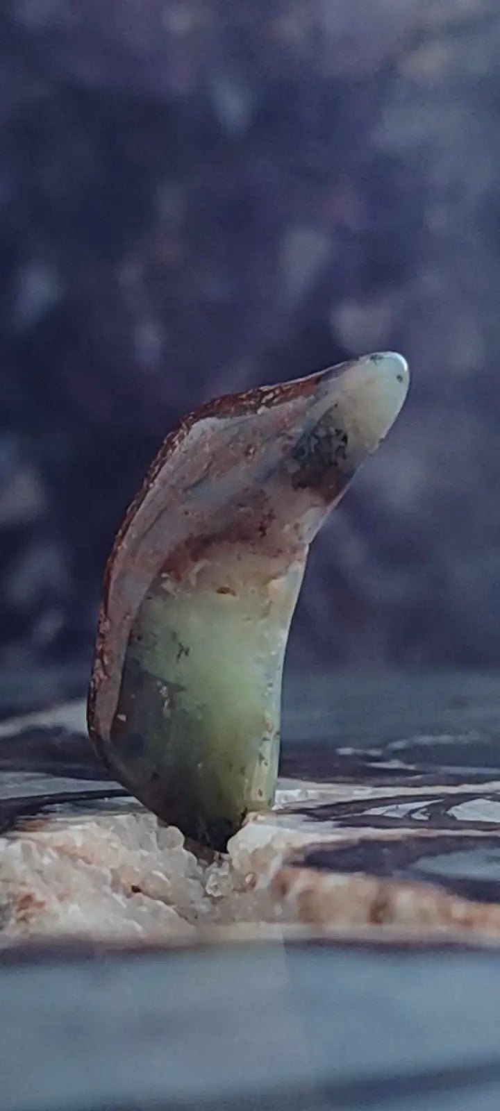 Chargez l&#39;image dans la visionneuse de la galerie, Chrysoprase du Kazakhstan pierre roulée Grade ’Extra’ Chrysoprase pierre roulée
