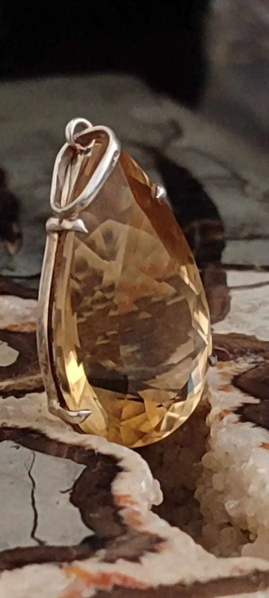 Citrine naturelle et véritable du brésil taillée en poire facettée montée sur argent 925 Citrine naturelle pendentif