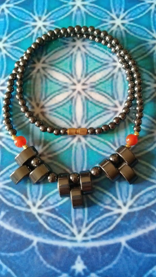 Collier en Hématite et Cornaline Collier en Hématite et Cornaline