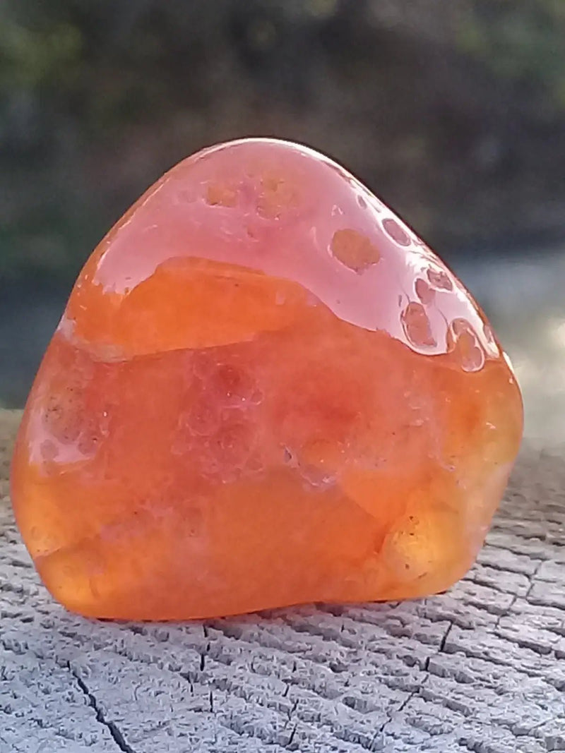 Load image into Gallery viewer, Cornaline du Brésil pierre roulée Grade A ++++ Cornaline pierre roulée
