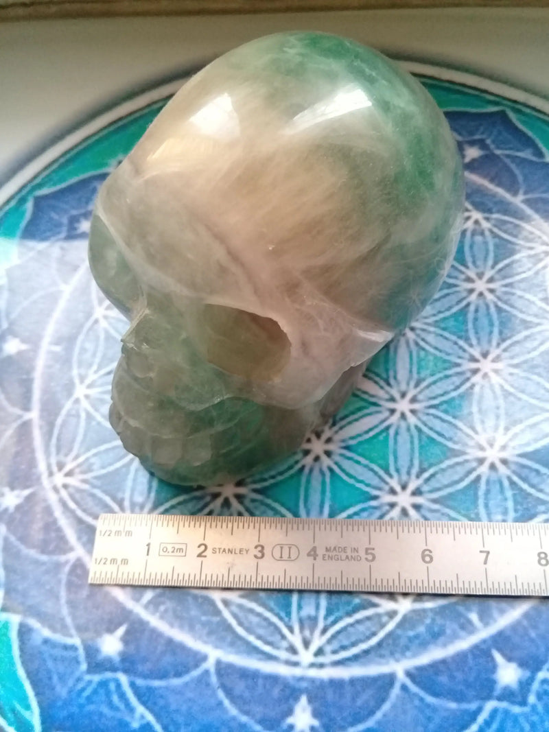 Load image into Gallery viewer, Crâne en Fluorite verte Grade A ++++ Crâne en Fluorite verte Dans la besace du p&#39;tit Poucet...   
