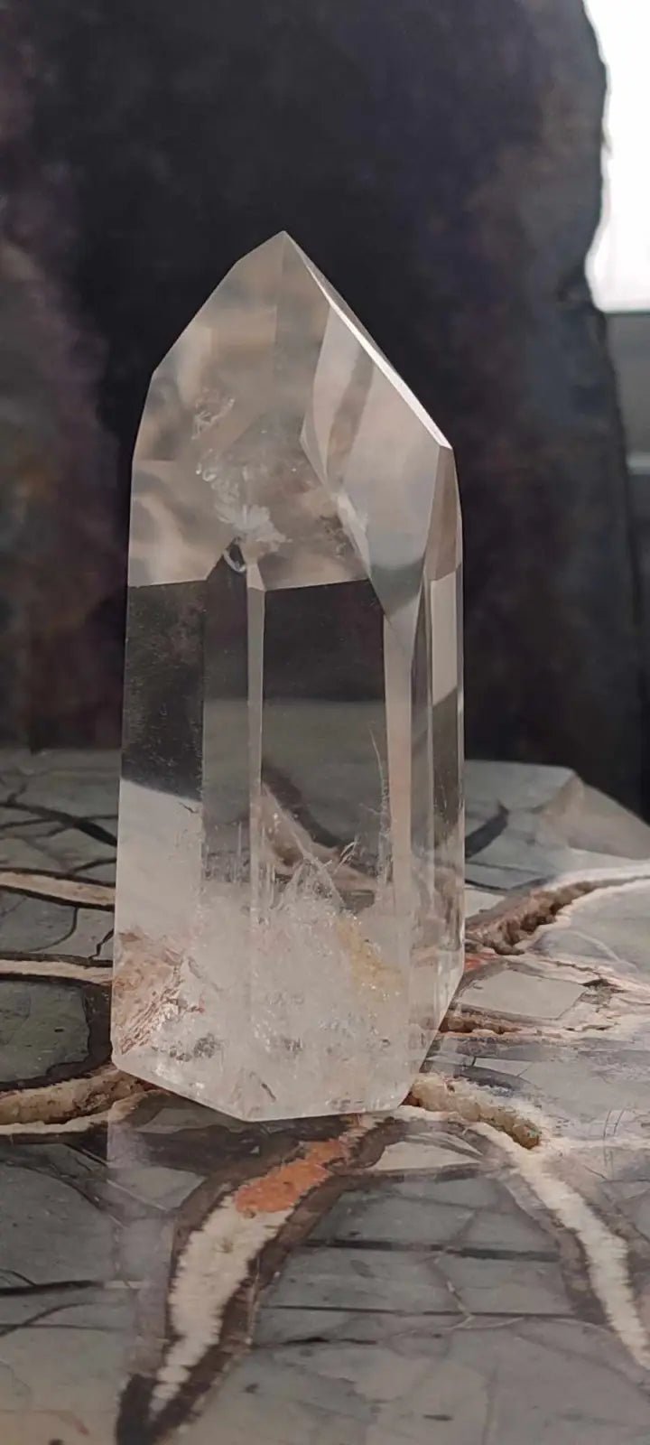 Load image into Gallery viewer, Cristal de roche du Brésil à inclusion fantôme colonne Grade A++++ Cristal de roche à inclusion fantôme
