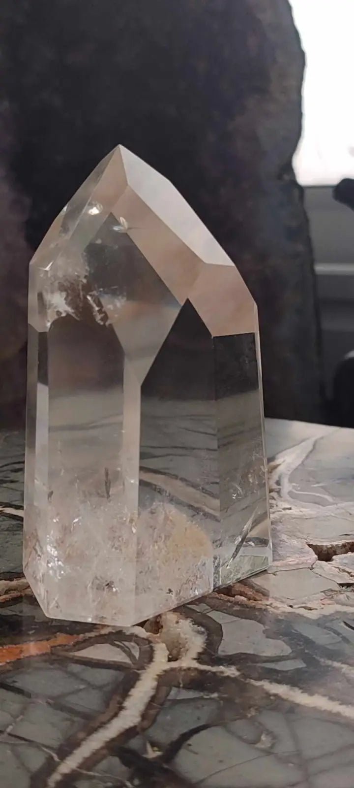 Load image into Gallery viewer, Cristal de roche du Brésil à inclusion fantôme colonne Grade A++++ Cristal de roche à inclusion fantôme
