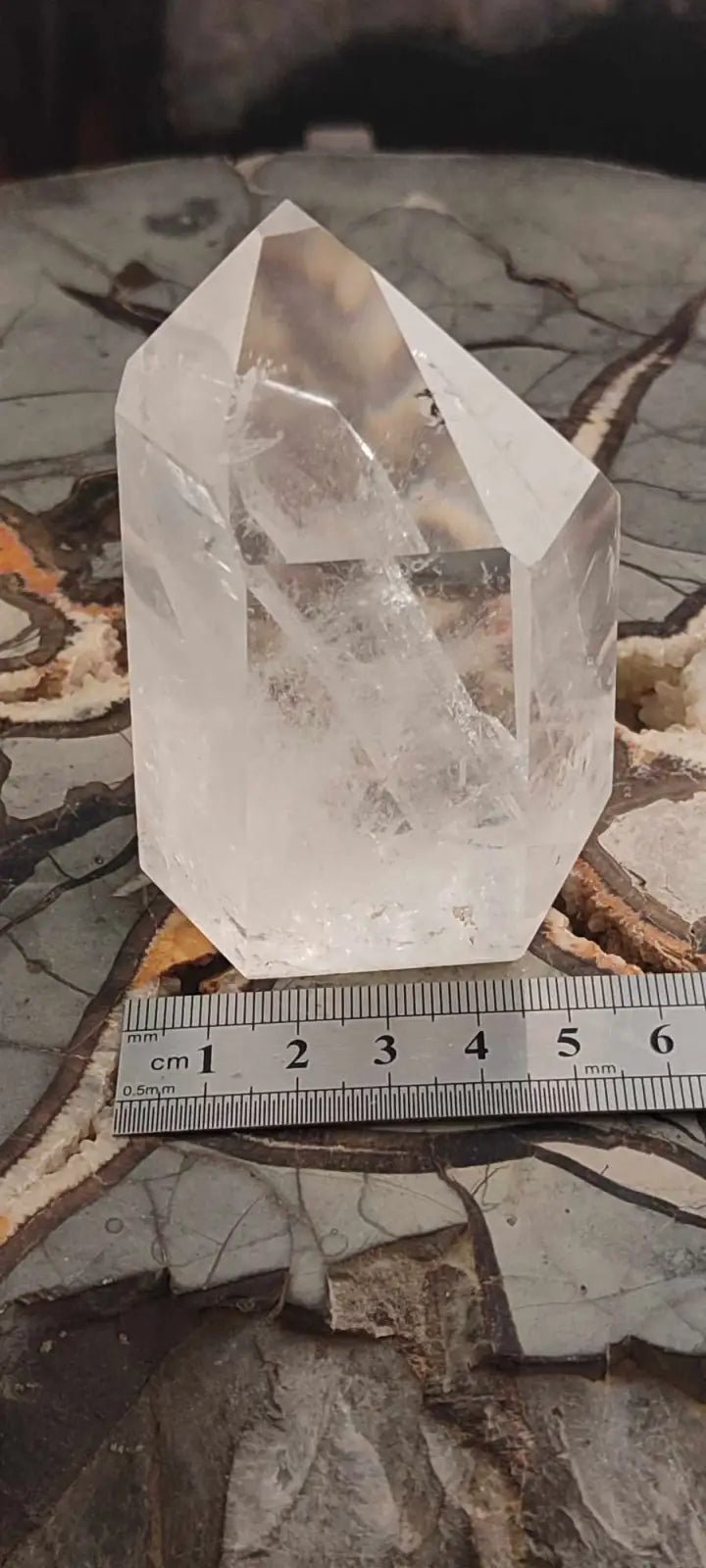 Load image into Gallery viewer, Cristal de roche du Brésil à inclusion fantôme Grade A++++ Cristal de Roche colonne avec inclusion naturelle pointe de Cristal
