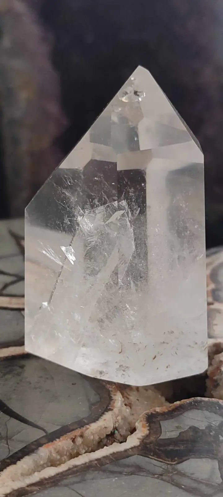 Load image into Gallery viewer, Cristal de roche du Brésil à inclusion fantôme Grade A++++ Cristal de Roche colonne avec inclusion naturelle pointe de Cristal
