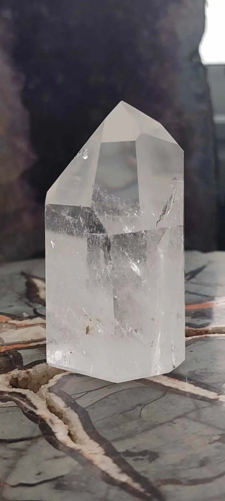 Load image into Gallery viewer, Cristal de roche du Brésil à inclusion fantôme Grade A++++ Cristal de Roche colonne avec inclusion naturelle pointe de Cristal
