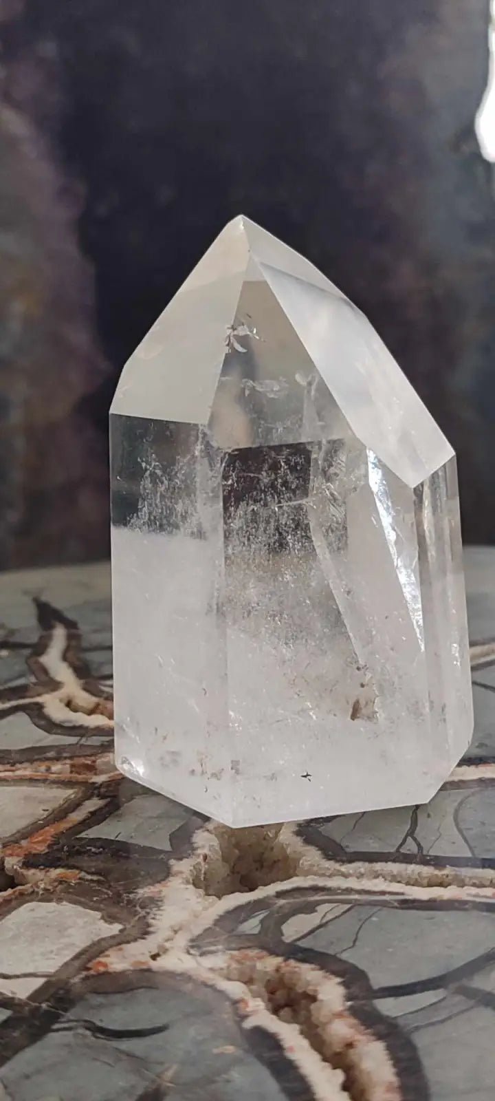 Load image into Gallery viewer, Cristal de roche du Brésil à inclusion fantôme Grade A++++ Cristal de Roche colonne avec inclusion naturelle pointe de Cristal
