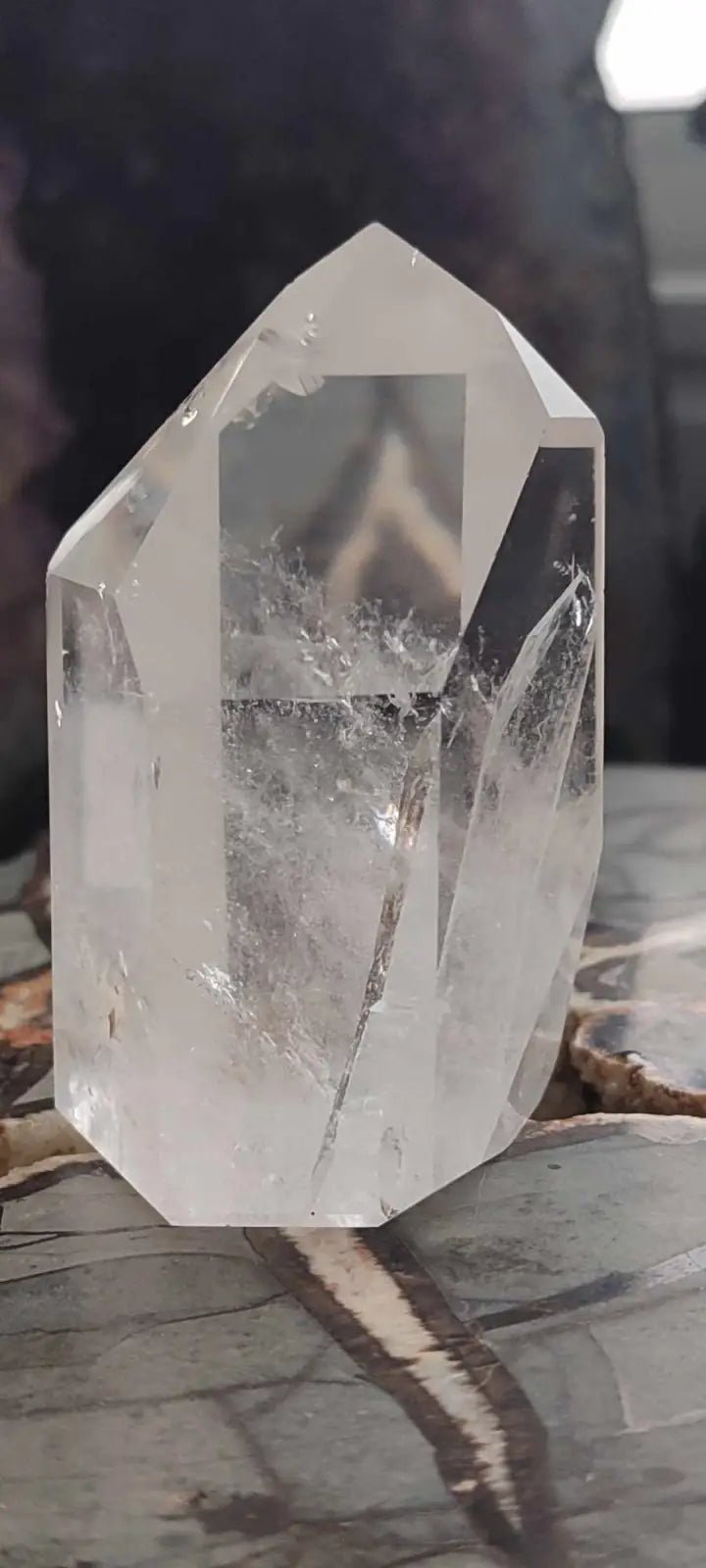 Load image into Gallery viewer, Cristal de roche du Brésil à inclusion fantôme Grade A++++ Cristal de Roche colonne avec inclusion naturelle pointe de Cristal
