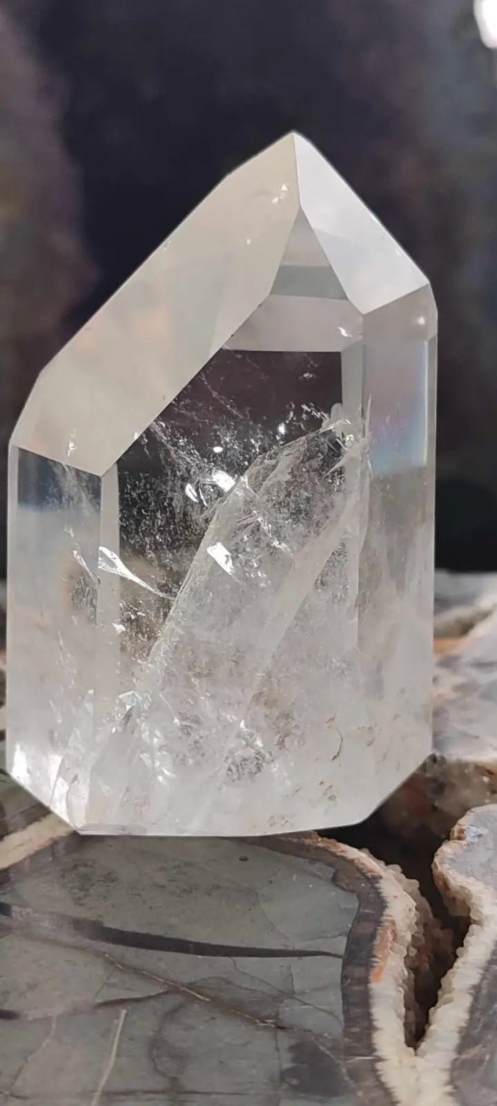 Load image into Gallery viewer, Cristal de roche du Brésil à inclusion fantôme Grade A++++ Cristal de Roche colonne avec inclusion naturelle pointe de Cristal
