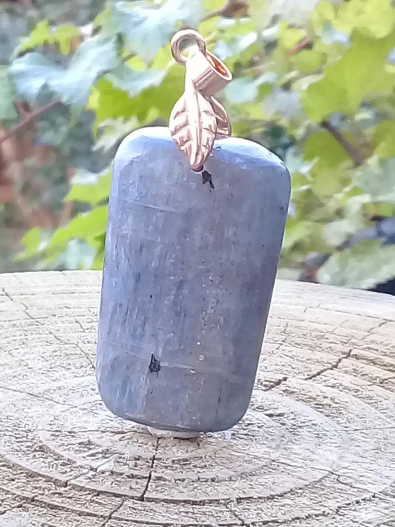 Chargez l&#39;image dans la visionneuse de la galerie, Cyanite bleue ou Dysthène bleue du Brésil pendentif Grade A++++ Fourni avec cordon Cyanite bleue ou Dysthène bleue du Brésil pendentif
